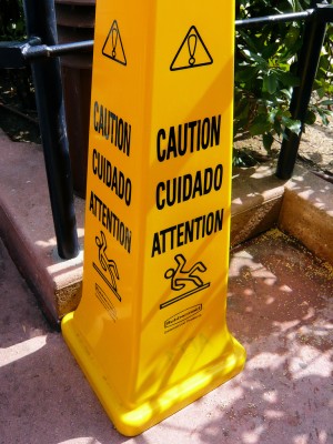 Caution cuidado attention